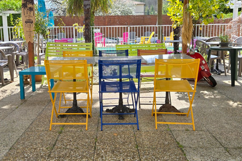 Terrasse extérieure pour les repas de groupe collectifs